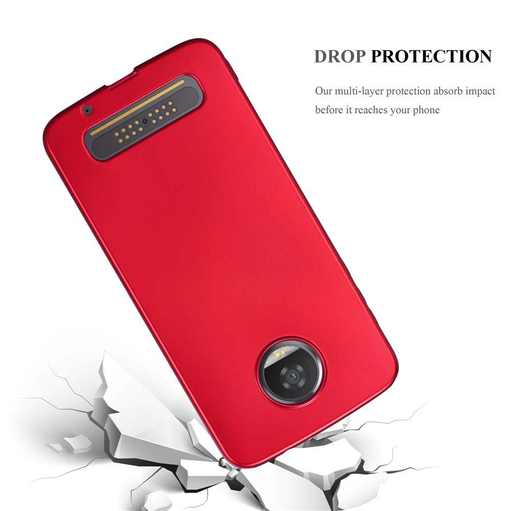 Un teléfono rojo en una funda, cayendo. El teléfono rompe una superficie con escombros.
