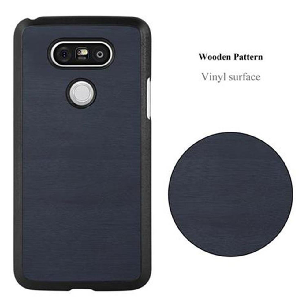Una custodia per telefono con motivo in legno. Un cerchio mostra il motivo. Il telefono è dentro.