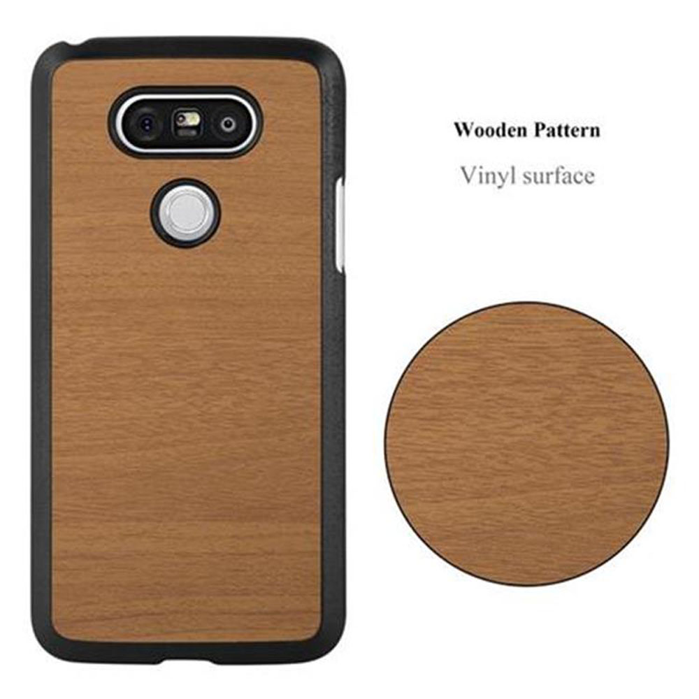 Custodia per telefono con motivo in legno e un campione di legno. Il telefono ha doppie fotocamere.