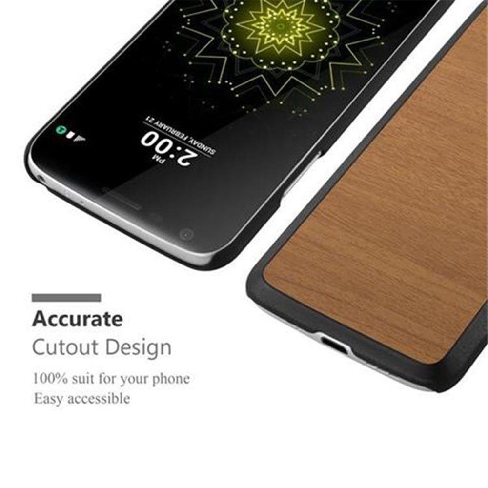 Telefono in una custodia di legno, con un'altra custodia. Il telefono mostra l'ora. Sfondo bianco, dettaglio del telefono.