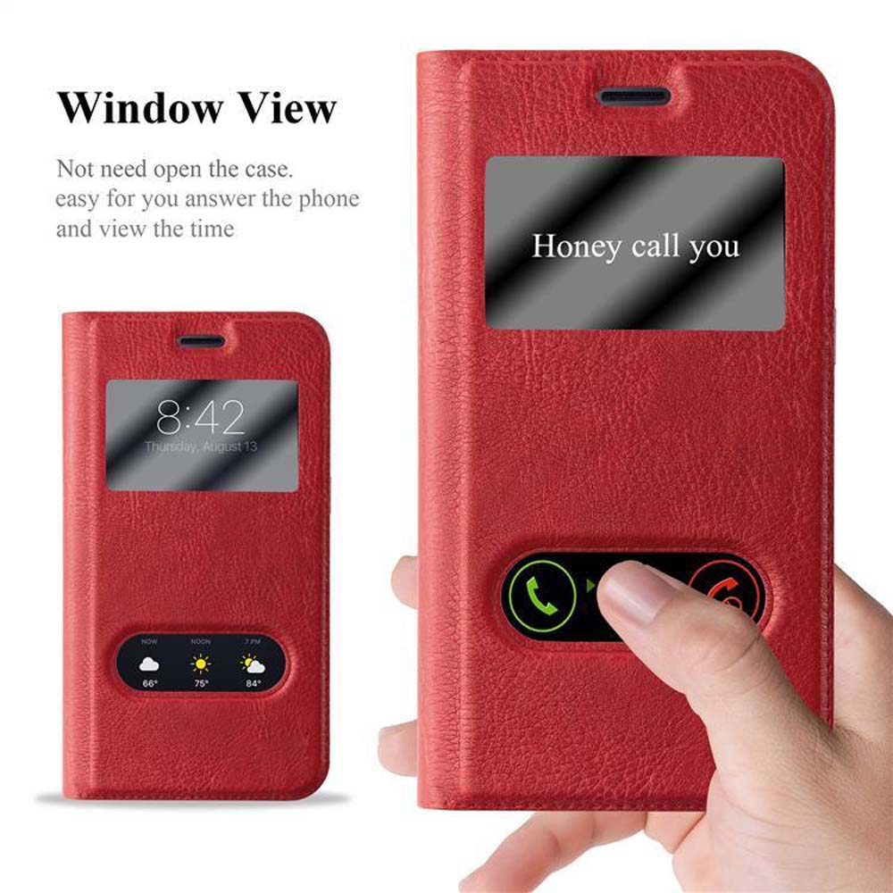 Custodia rossa con vista finestra. Mano che tiene il telefono. Sfondo bianco.