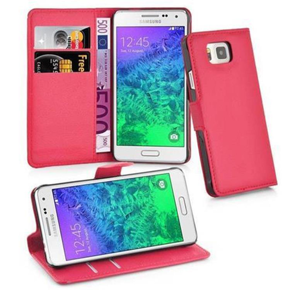 Trois téléphones dans des étuis rouges. Deux téléphones ouverts, affichant des écrans et des emplacements pour cartes avec des cartes et de l'argent liquide.