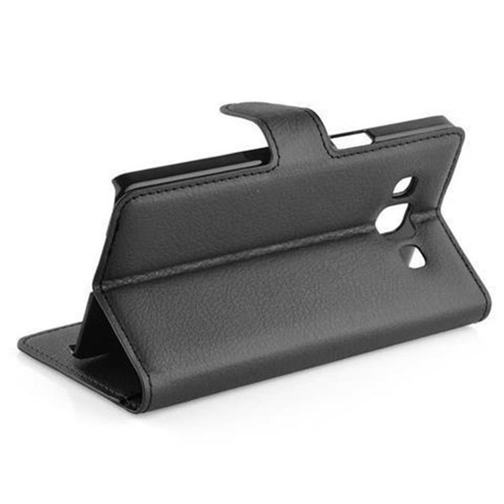 Eine schwarze Handyhülle ist geöffnet und zeigt das Innere mit einem Telefon darin. Die Hülle dient zum Schutz des Telefons.