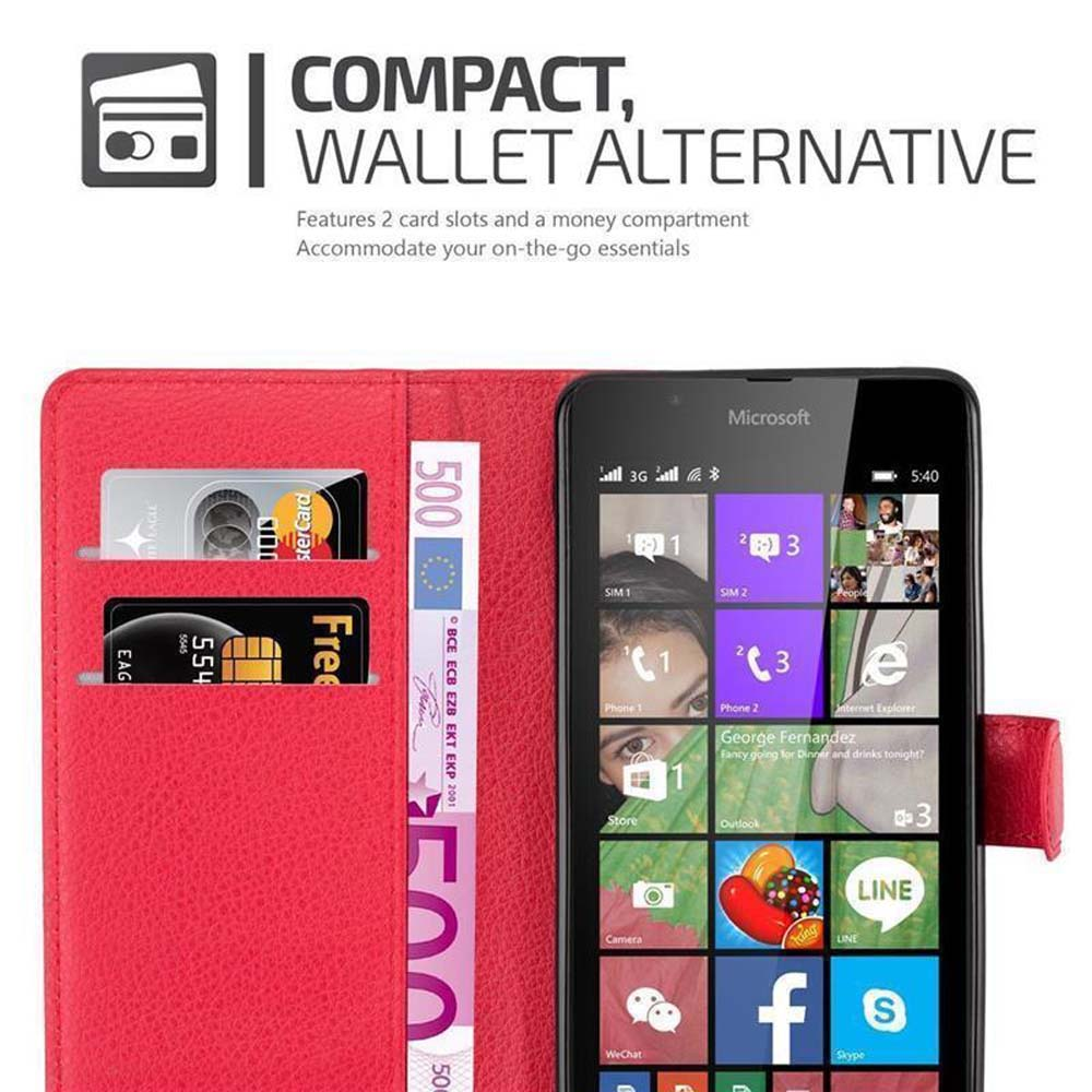 Un telefono con una custodia a portafoglio rossa, aperta per mostrare carte e un vano per i soldi. Il telefono visualizza le app.