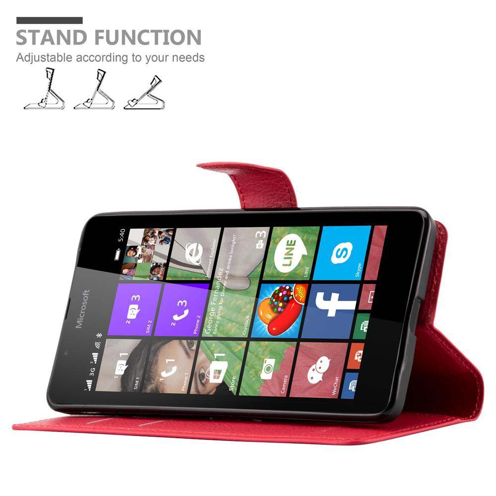 Smartphone nero in una custodia rossa. Il telefono visualizza app. Immagine della funzione stand in alto.
