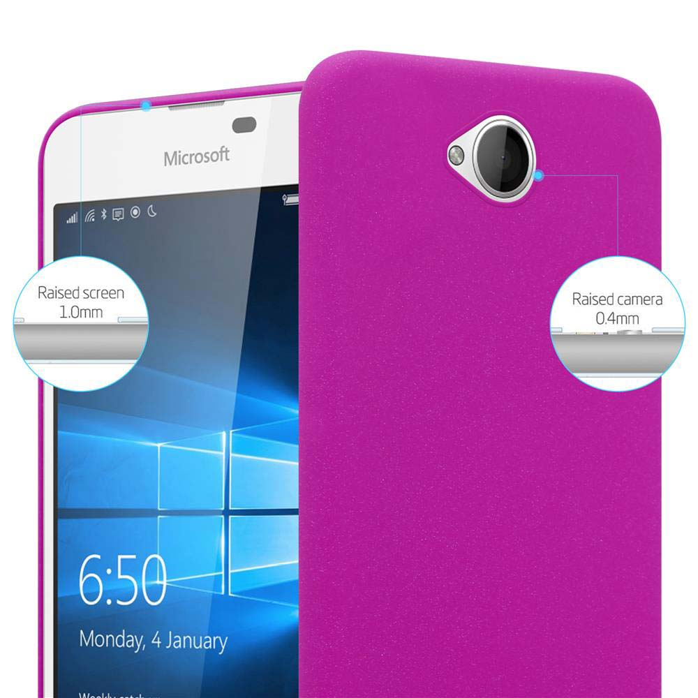 Telefono con schermo e fotocamera rialzati, custodia rosa. Lo schermo mostra data e ora.
