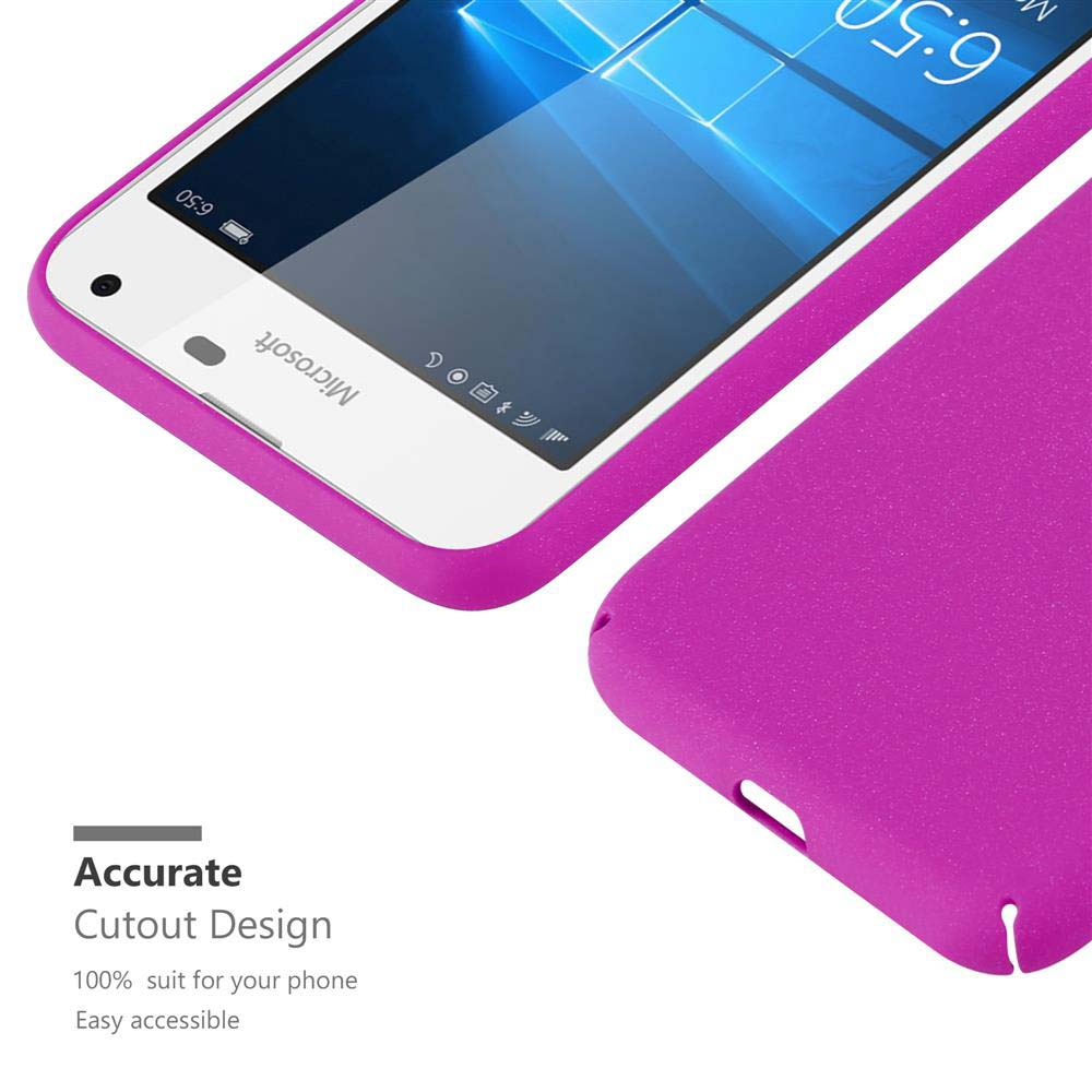 Una custodia rosa per telefono attorno a un telefono bianco, con un design di ritaglio accurato.