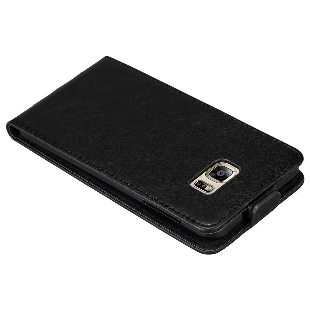 Una custodia per telefono in pelle nera con chiusura magnetica, mostrata chiusa.