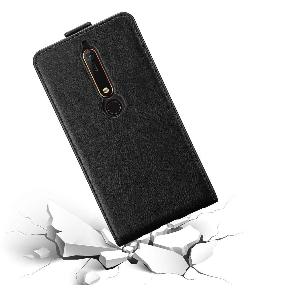 Schwarze Handyhülle. Schwarze Ledertextur. Telefon auf weißer Oberfläche, unten gerissen.