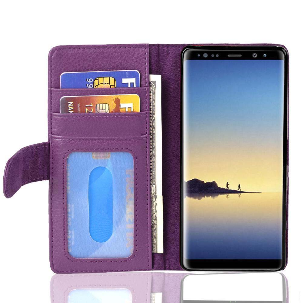 Custodia a portafoglio viola aperta con carte, denaro e telefono visibili. Sfondo bianco.