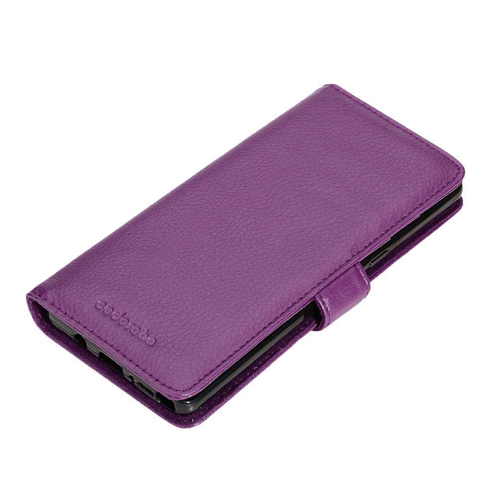 Custodia per telefono in pelle viola. Chiusa con chiusura magnetica. Sfondo bianco.