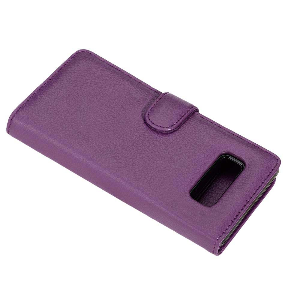 Custodia per telefono in pelle viola con chiusura. La custodia è chiusa.