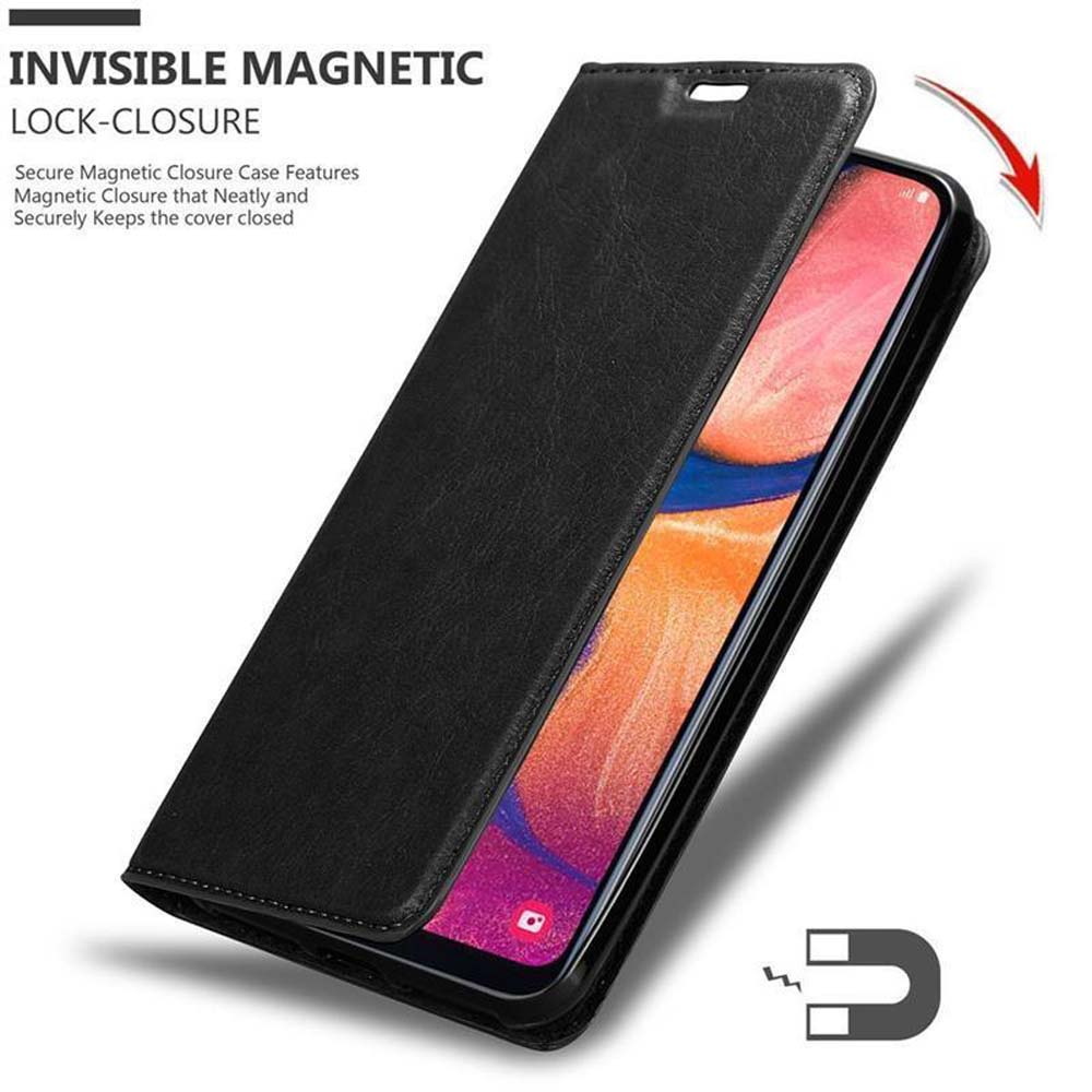 Funda de teléfono negra con cierre magnético. Pantalla del teléfono visible, símbolo magnético mostrado.