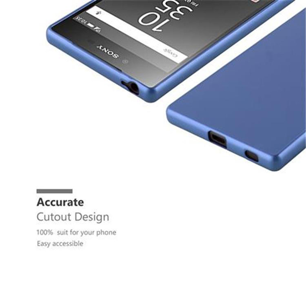 Ein blaues Telefon mit Hülle, das die Unterseite zeigt. Das Telefon zeigt die Uhrzeit an.