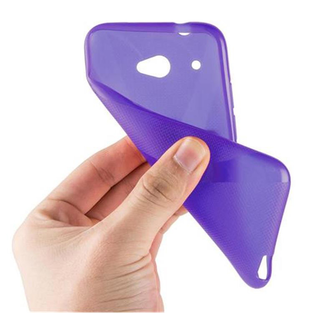 Una custodia per telefono viola tenuta in una mano su uno sfondo bianco.