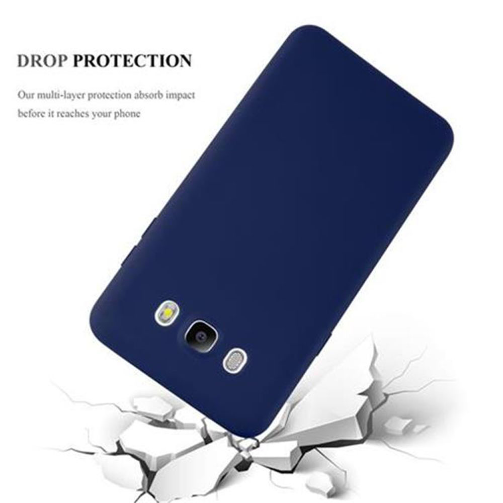 Una funda de teléfono azul marino que se deja caer sobre una superficie, ilustrando la protección contra caídas.