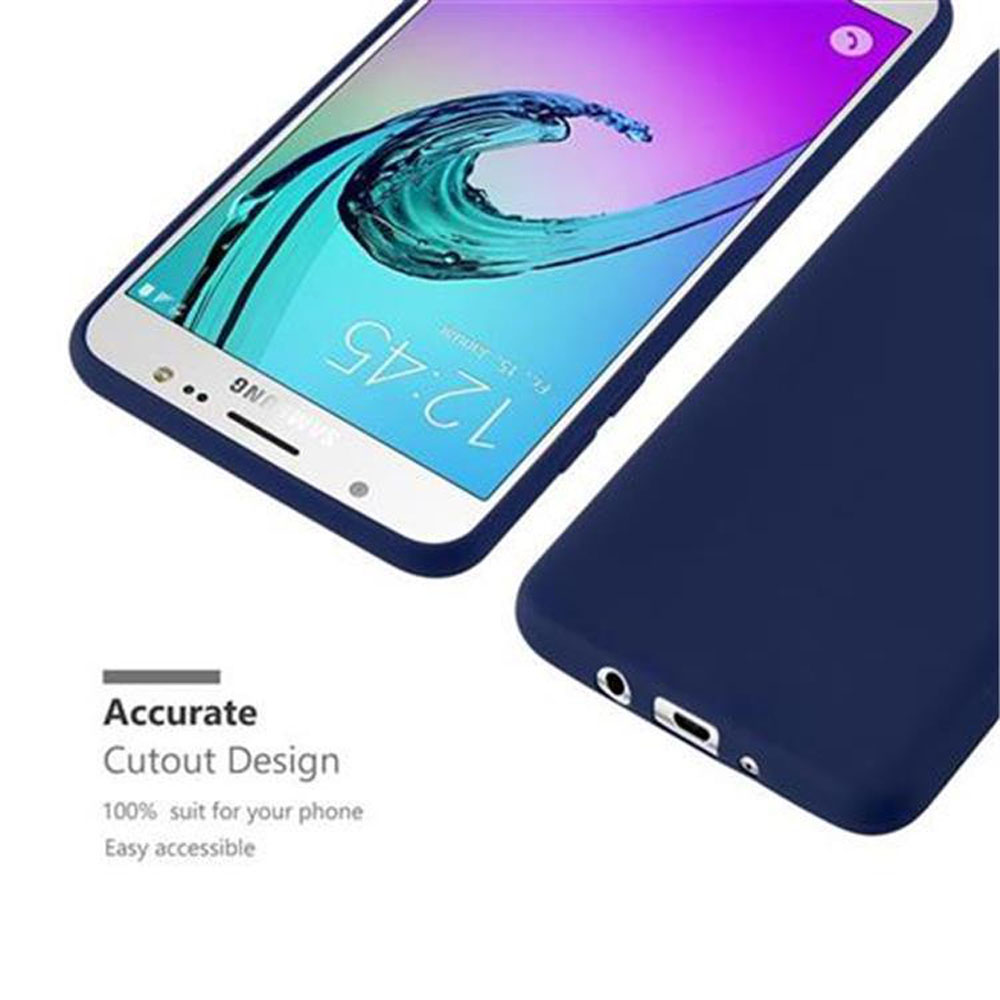 Un teléfono en una funda azul. La pantalla muestra la hora. La funda está abierta. Diseño de corte preciso.