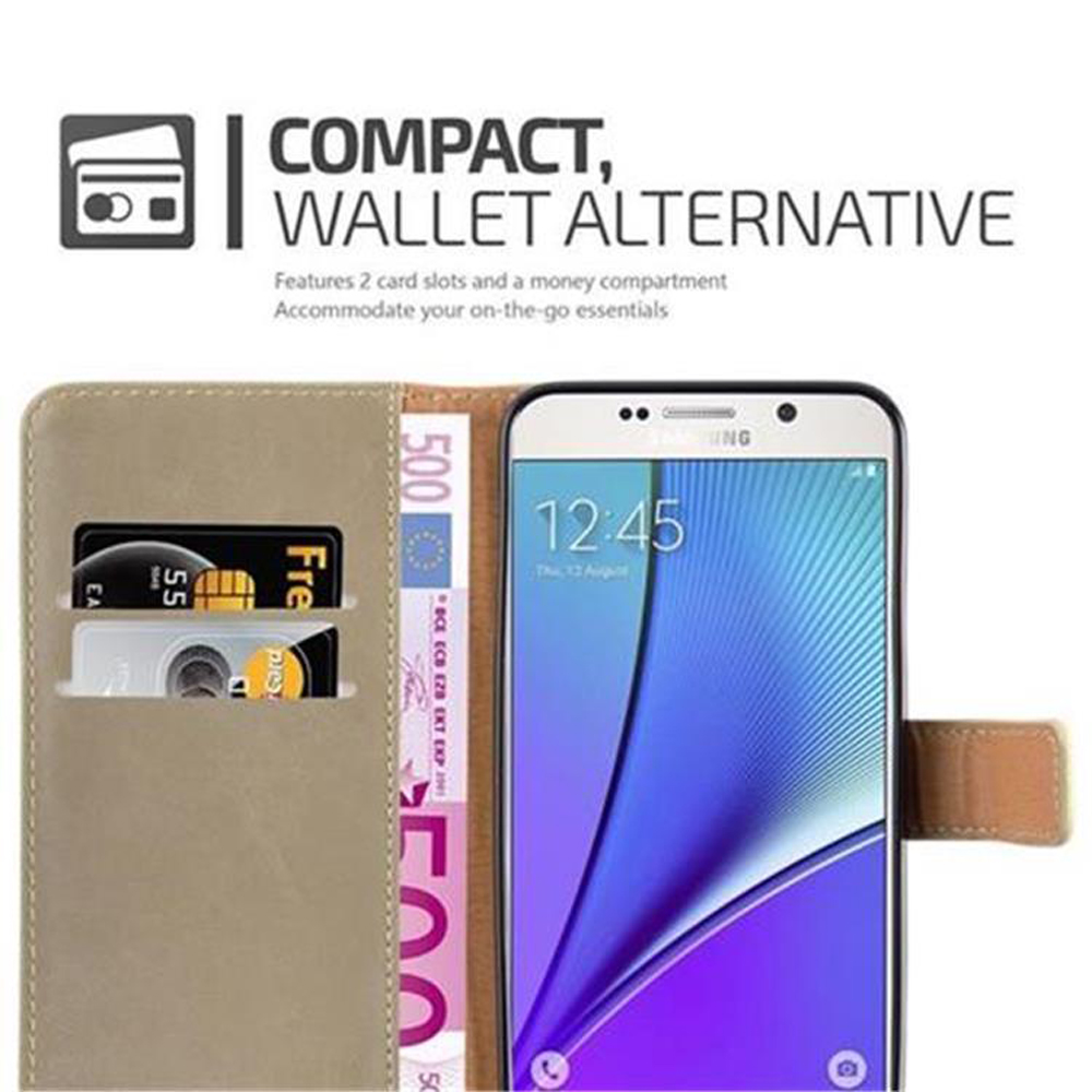Teléfono en una funda con ranuras para tarjetas y dinero. La funda está abierta, el teléfono muestra el reloj.