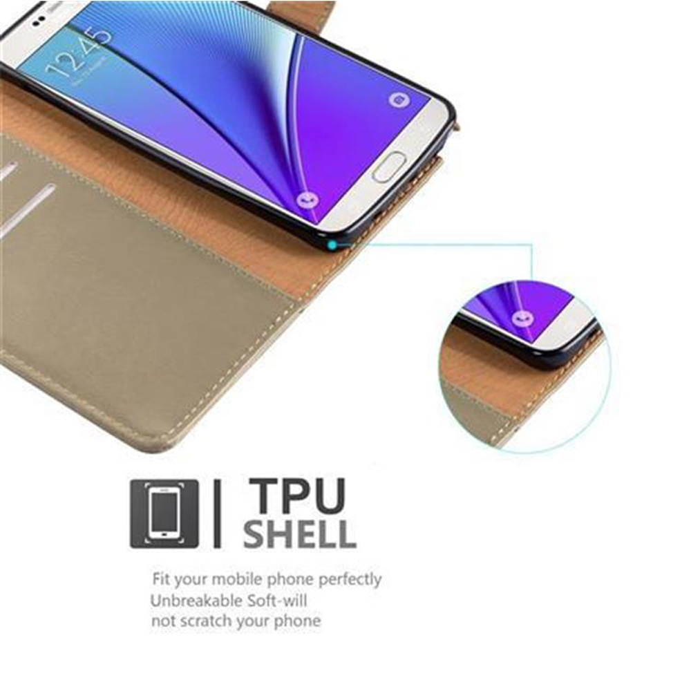 Teléfono en funda marrón. El teléfono muestra la hora. La funda está sobre fondo blanco.