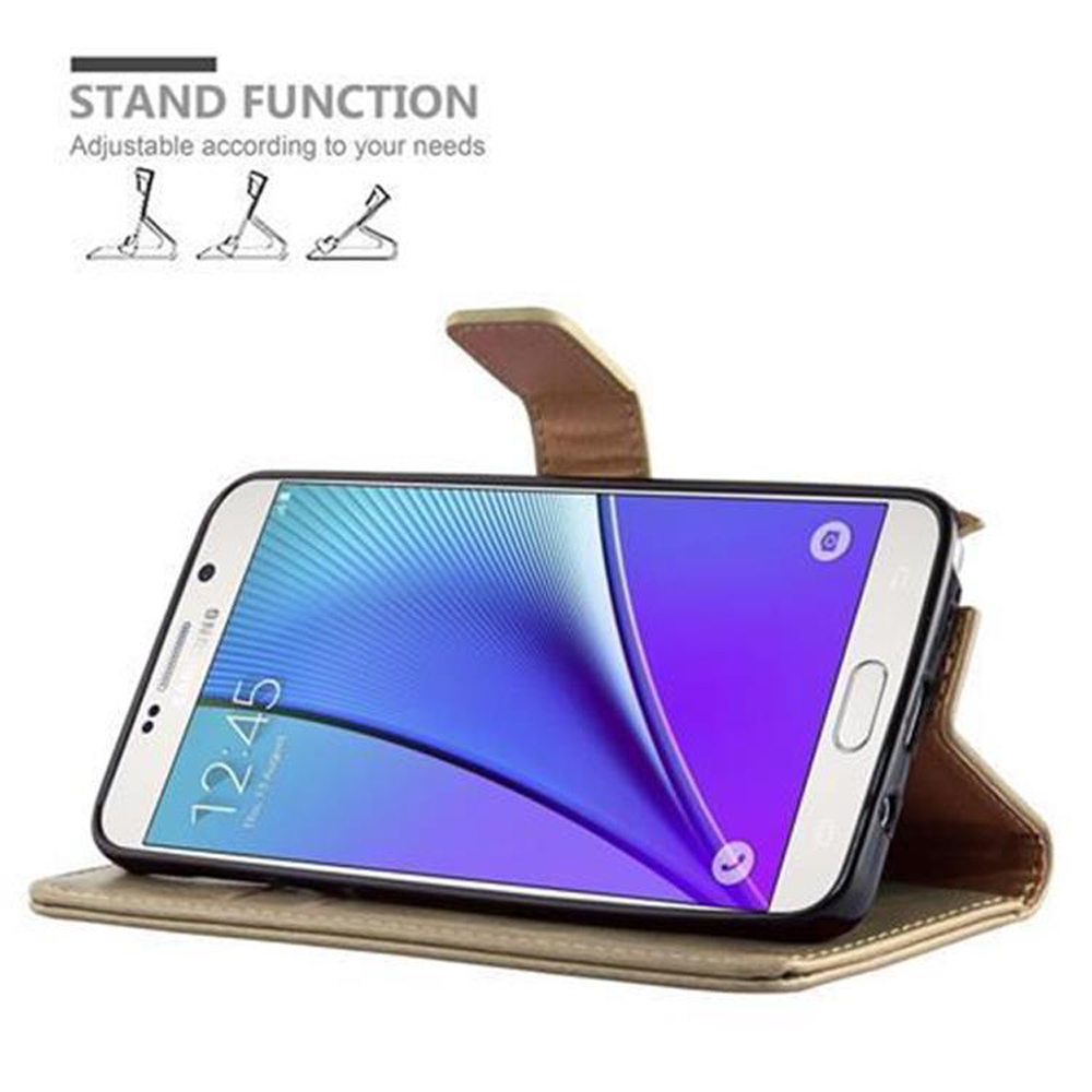 Teléfono en una funda marrón, apoyado. Diagrama de función de soporte mostrado arriba.