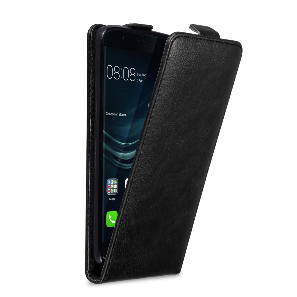 Funda negra con un teléfono dentro, parcialmente abierta. El teléfono muestra un reloj y aplicaciones.