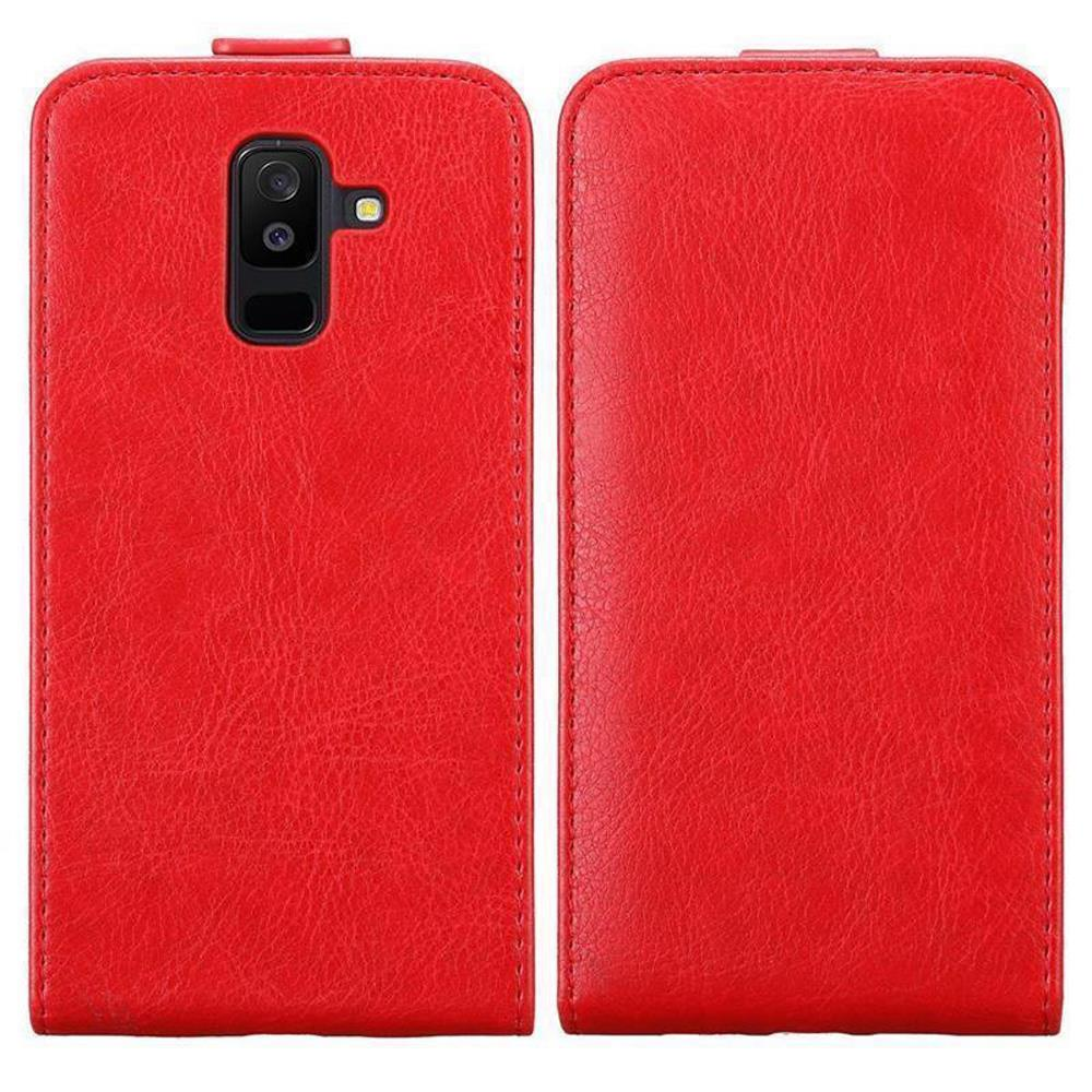 Una custodia rossa per telefono. La custodia è chiusa e mostrata da dietro. La custodia ha un foro per la fotocamera.