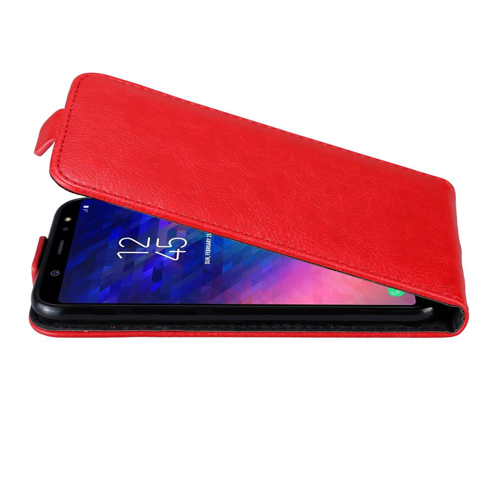 Una custodia per telefono rossa aperta, che mostra un telefono nero con l'ora visualizzata. La custodia ha una chiusura magnetica.