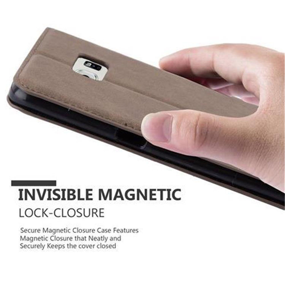 Una mano tiene una custodia marrone chiusa, etichettata come chiusura magnetica invisibile.
