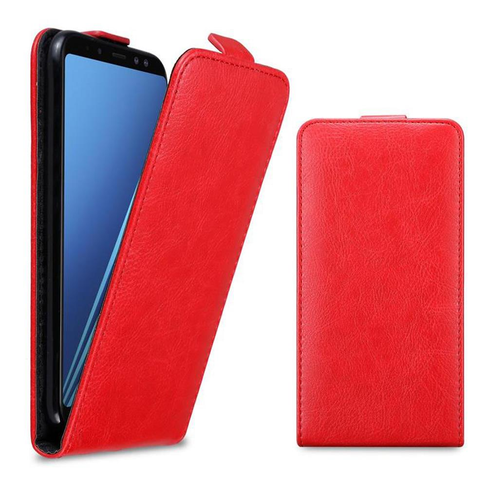 Due custodie per telefono rosse. La custodia del telefono è aperta e chiusa. C'è un telefono dentro.