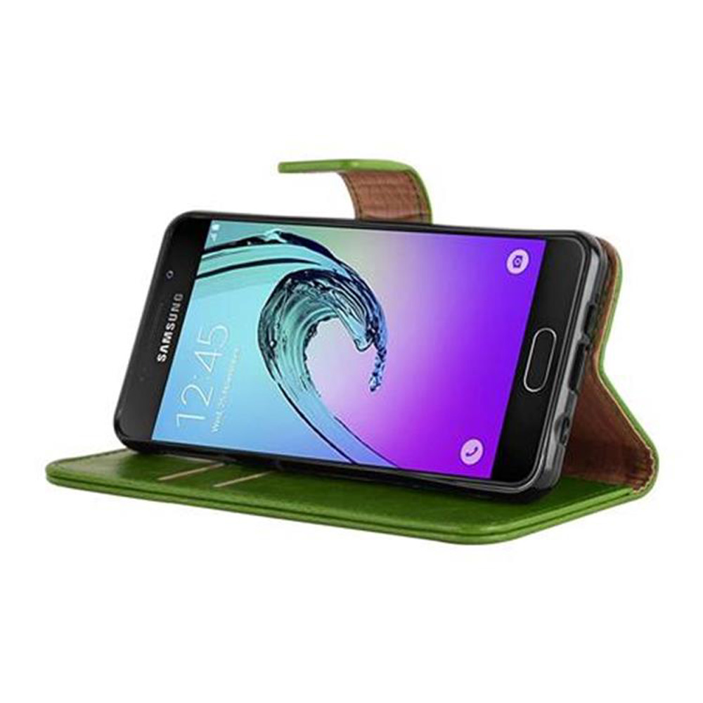 Smartphone negro en funda de cuero verde, pantalla mostrando la hora. Interior marrón.