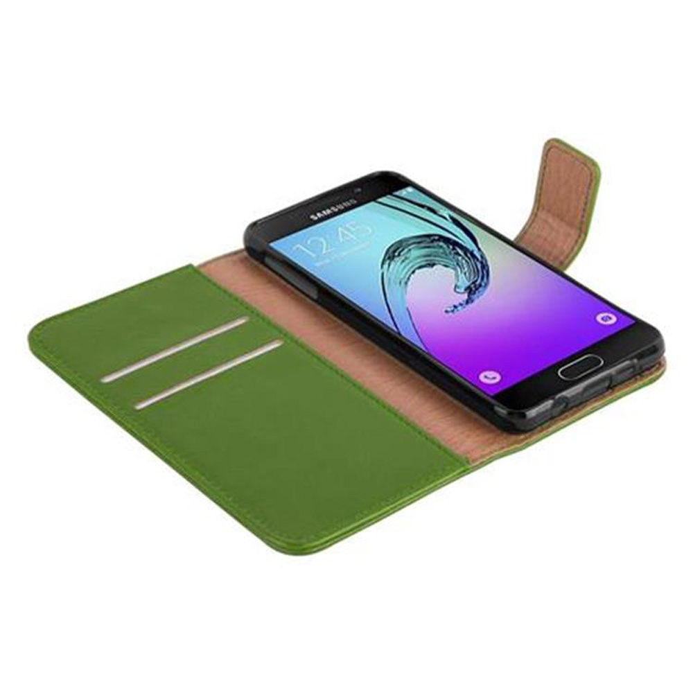 Funda de teléfono verde abierta con un teléfono que muestra una pantalla. El teléfono es negro.