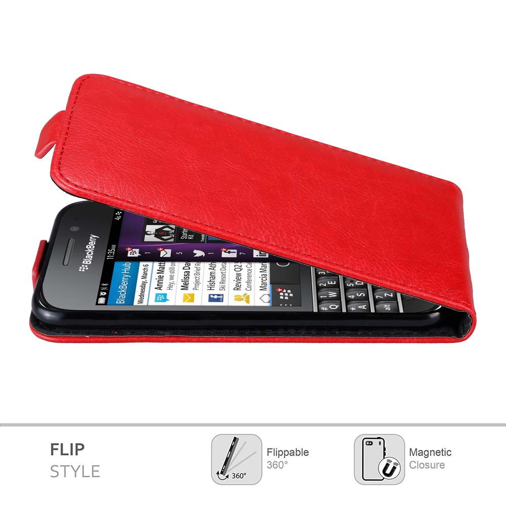 Rote Flip-Handyhülle geöffnet. Das Telefon zeigt die Benutzeroberfläche. Text: Flip Style, umklappbar 360, Magnetverschluss.