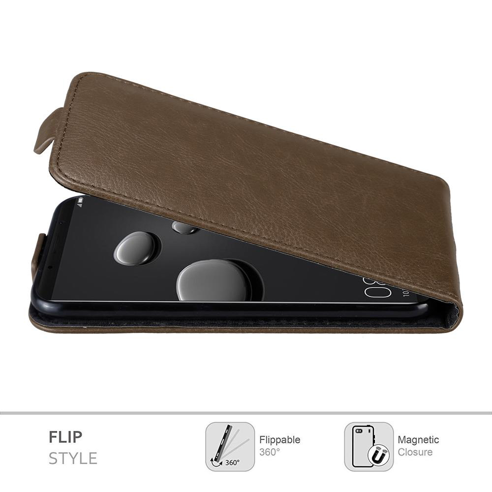 Eine braune Handyhülle. Die Handyhülle ist geschlossen und offen, zeigt das Telefon.