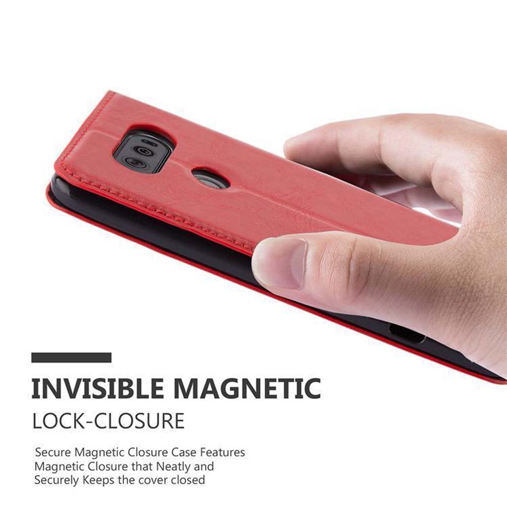 Mano sosteniendo funda roja con teléfono dentro.