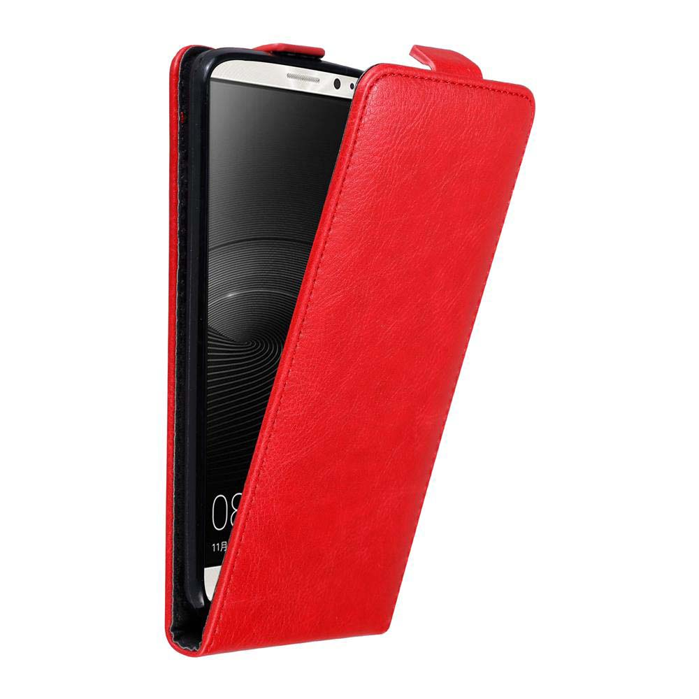 Funda de teléfono roja con teléfono dentro. La pantalla muestra la hora y la fecha. Fondo blanco.