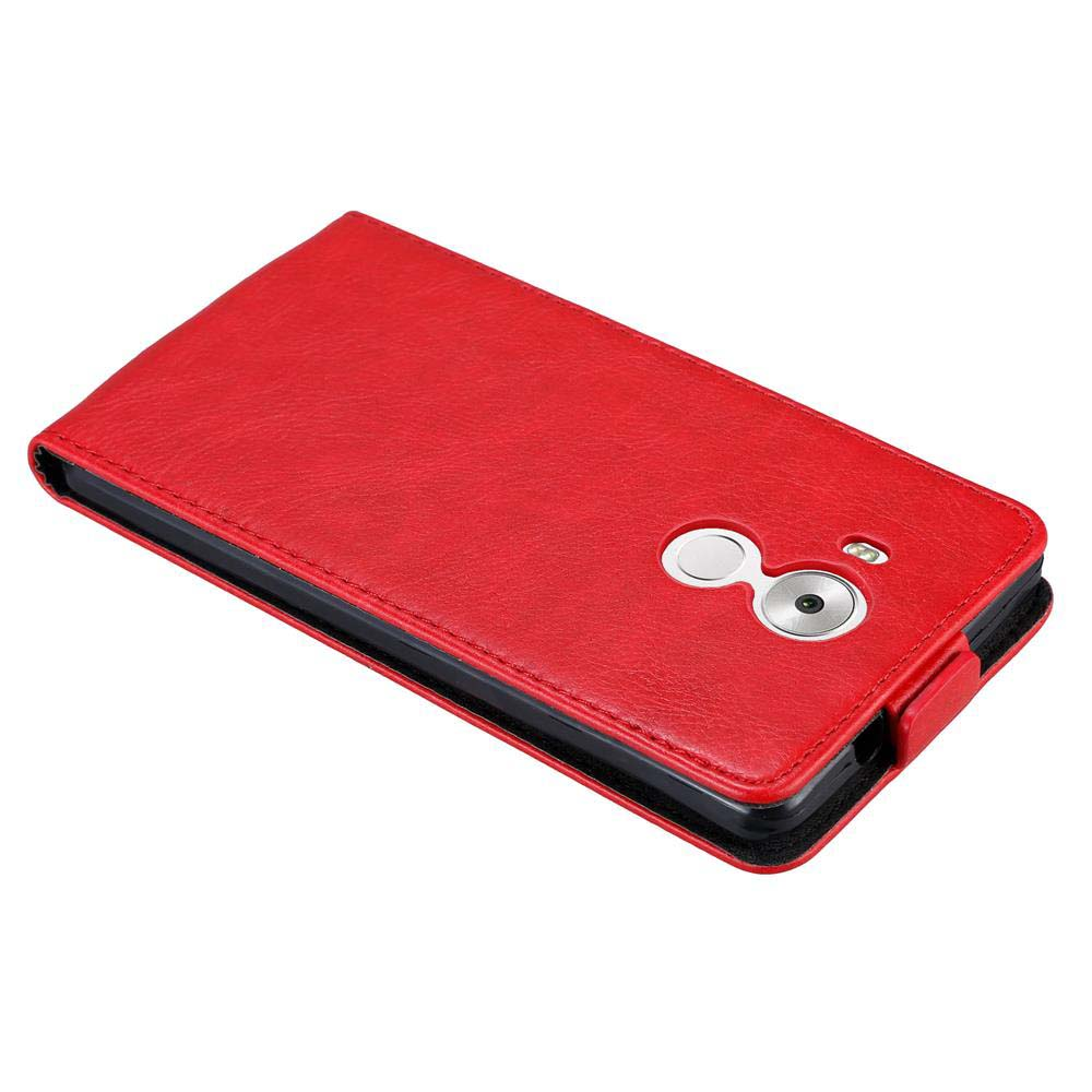 Funda de cuero roja con teléfono dentro. Muestra recortes de cámara y altavoz.