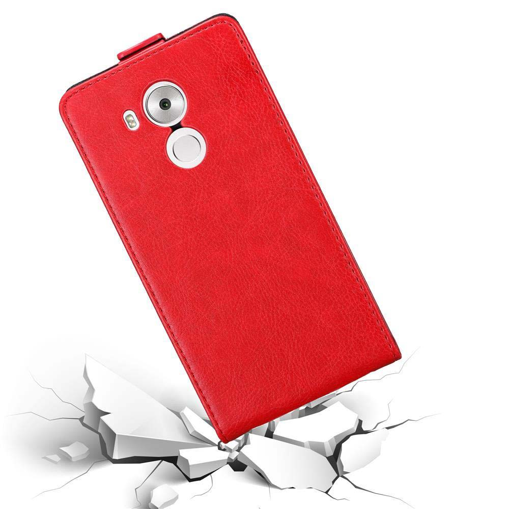 Funda de cuero roja sobre suelo agrietado.