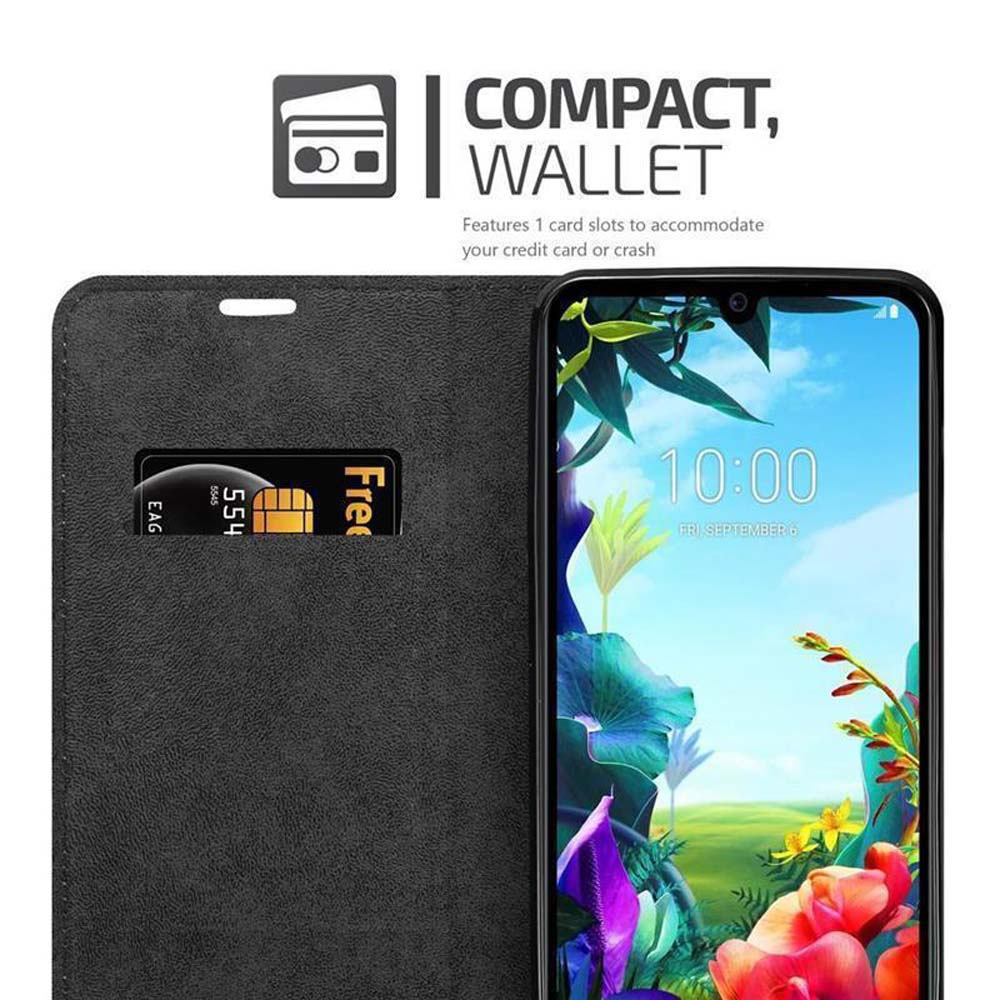 Un telefono in una custodia a portafoglio con una carta visibile. La custodia ha uno slot per carte e la parte anteriore è nera.