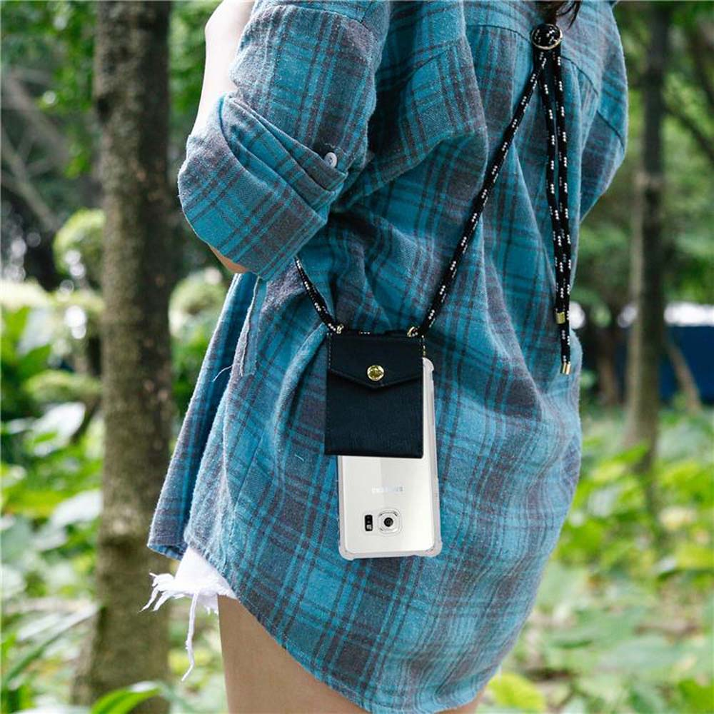 Persona con camicia a quadri blu, che indossa una custodia nera per telefono su una tracolla.