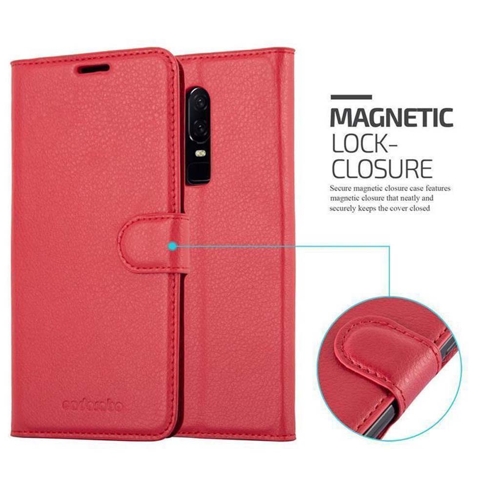 Custodia per telefono rossa, aperta, con un telefono all'interno, su sfondo bianco. Chiusura magnetica.