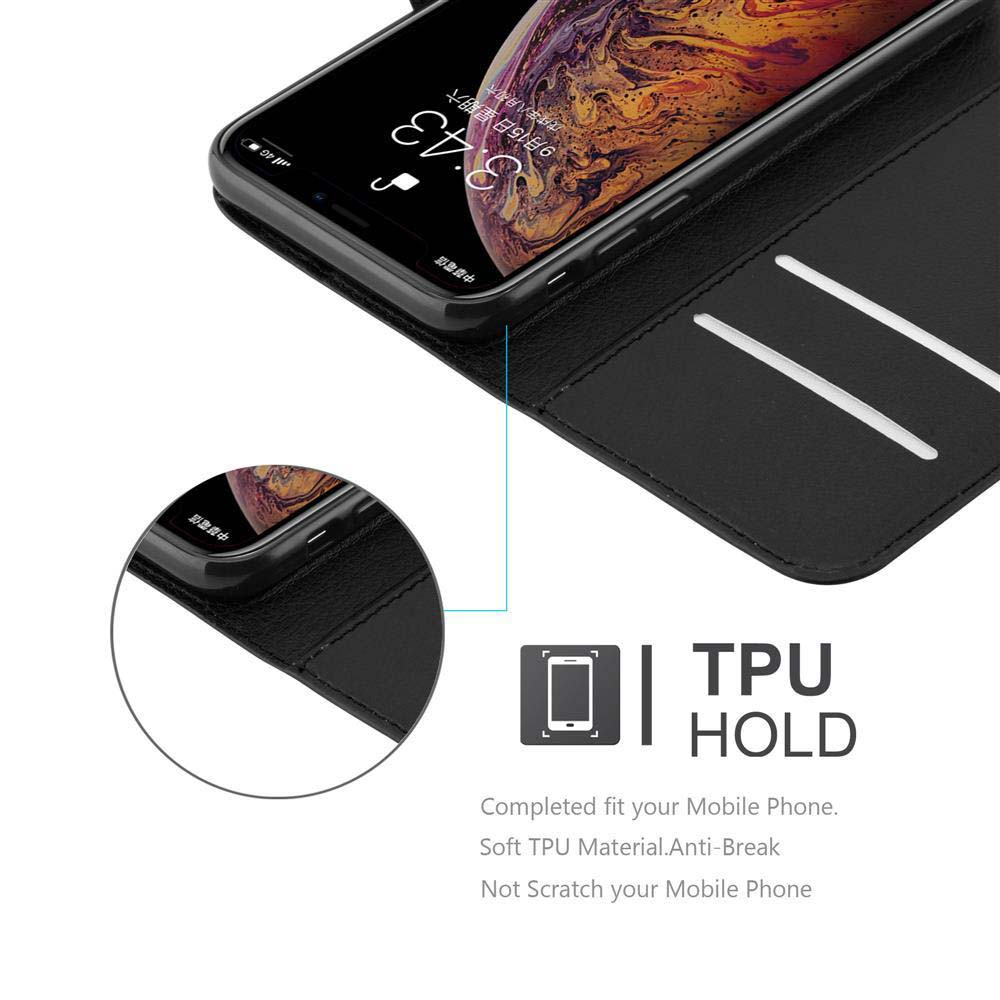 Telefon in einer Hülle. In der Hülle sind weiße Linien. Anzeige von Uhrzeit und Text auf dem Bildschirm.
