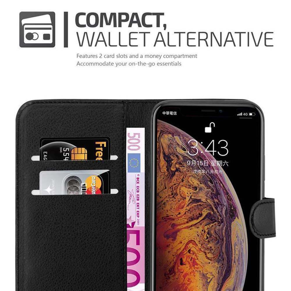 Schwarze Handyhülle mit Karten und Geld. Telefon zeigt Zeit und chinesische Zeichen.