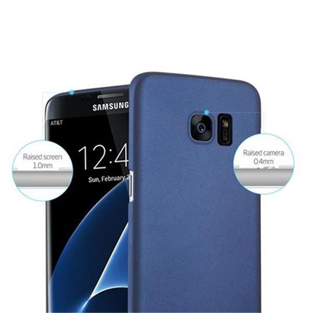 Due telefoni, uno con schermo acceso, l'altro con custodia blu. Primo piano con etichette.