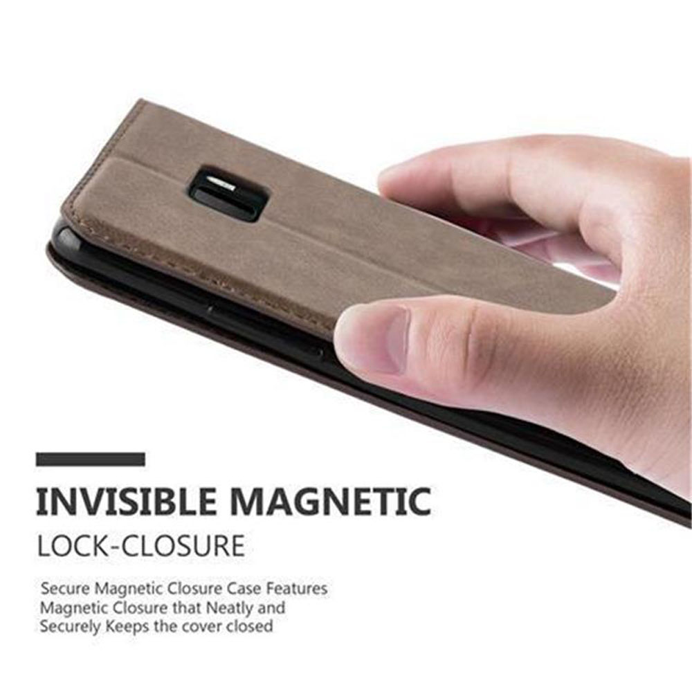 Una mano tiene una custodia marrone con un'etichetta 'chiusura magnetica invisibile'.