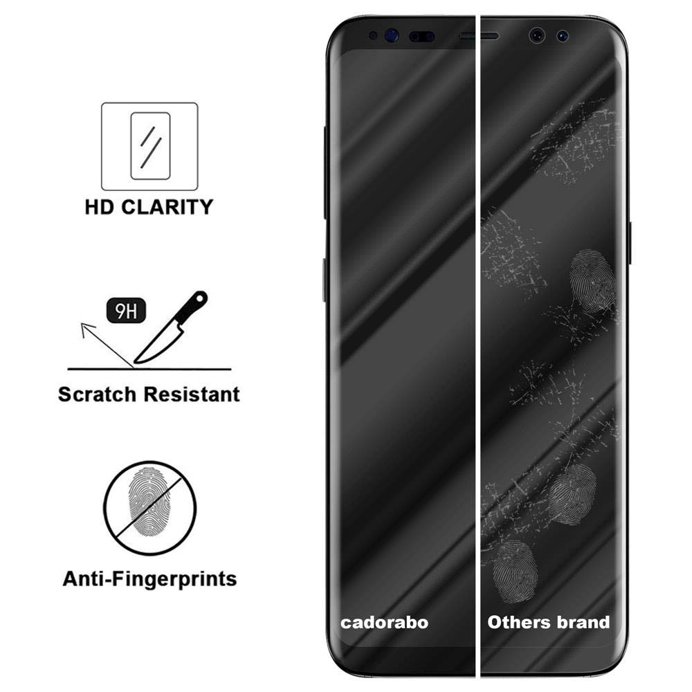 Uno schermo diviso mostra un telefono con impronte digitali su un lato e uno schermo pulito sull'altro.