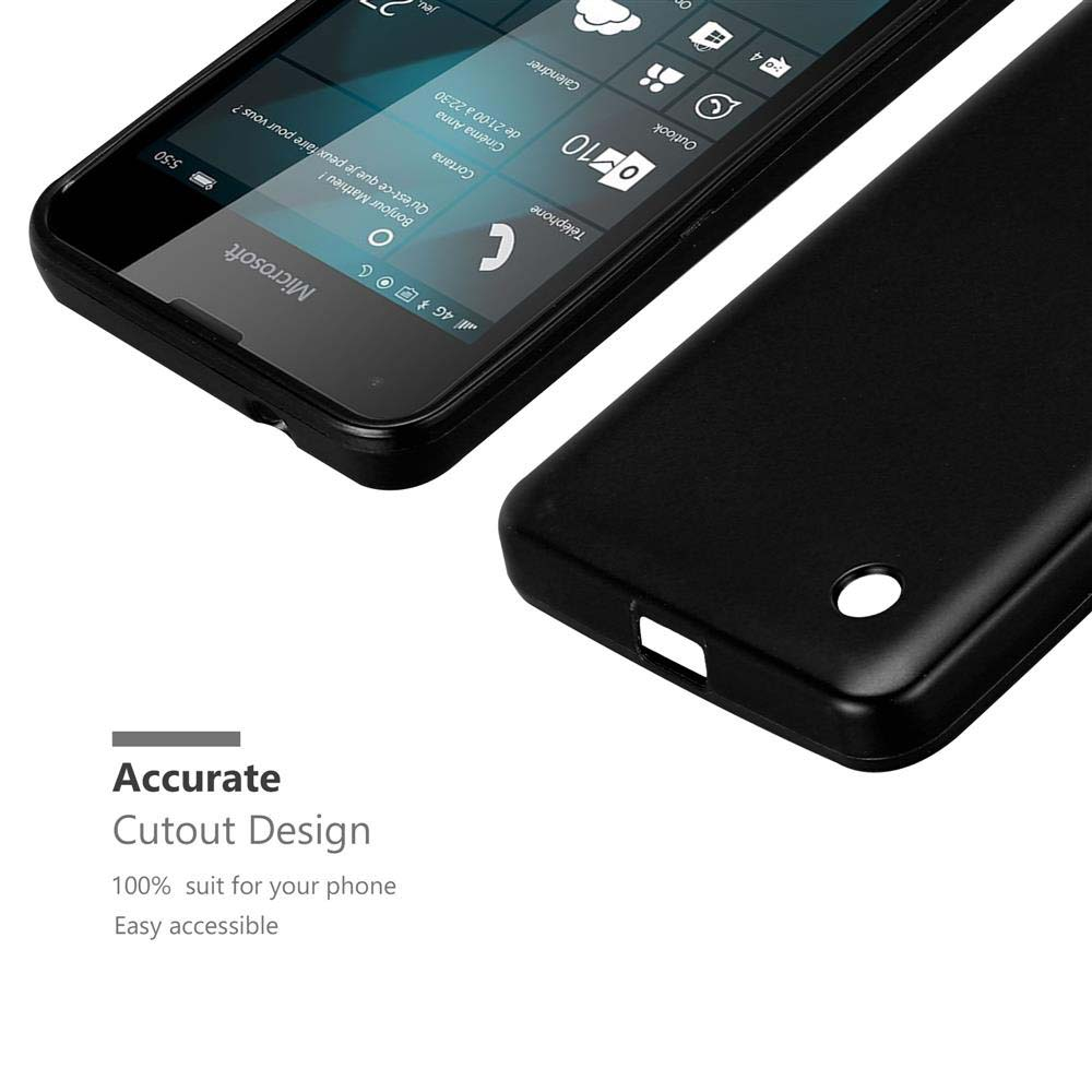 Teléfono Microsoft negro con una funda protectora negra. La pantalla muestra la hora y notificaciones.