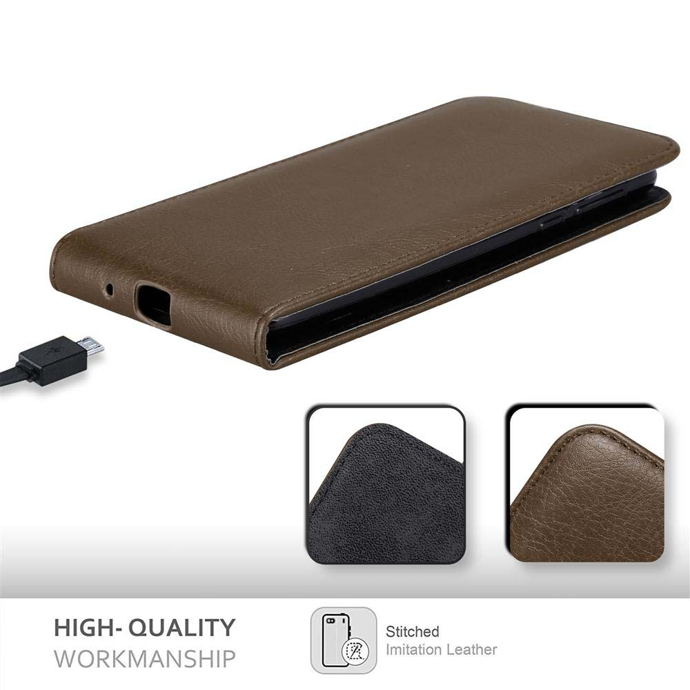 Eine braune Handyhülle mit einem Telefon darin und einem USB-Kabel.