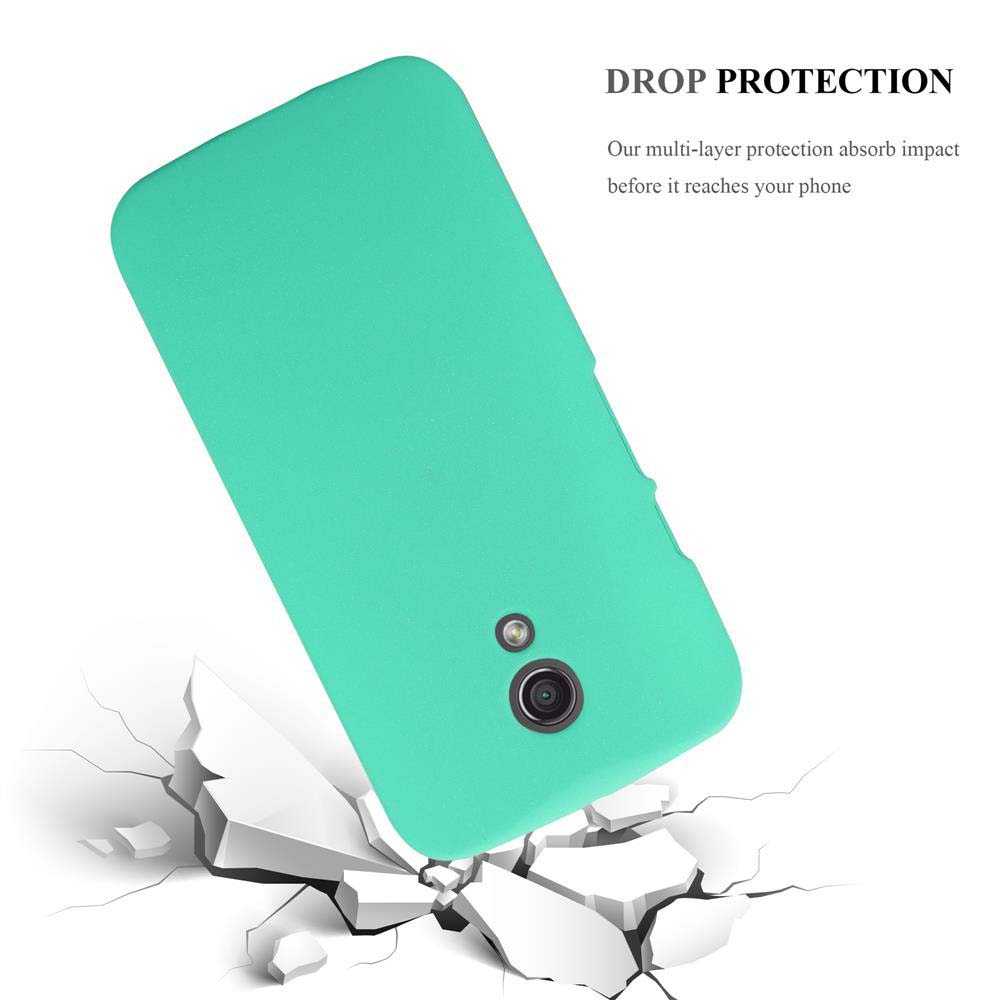 Una custodia per telefono verde acqua che cade su una superficie incrinata, con fotocamera e flash visibili.