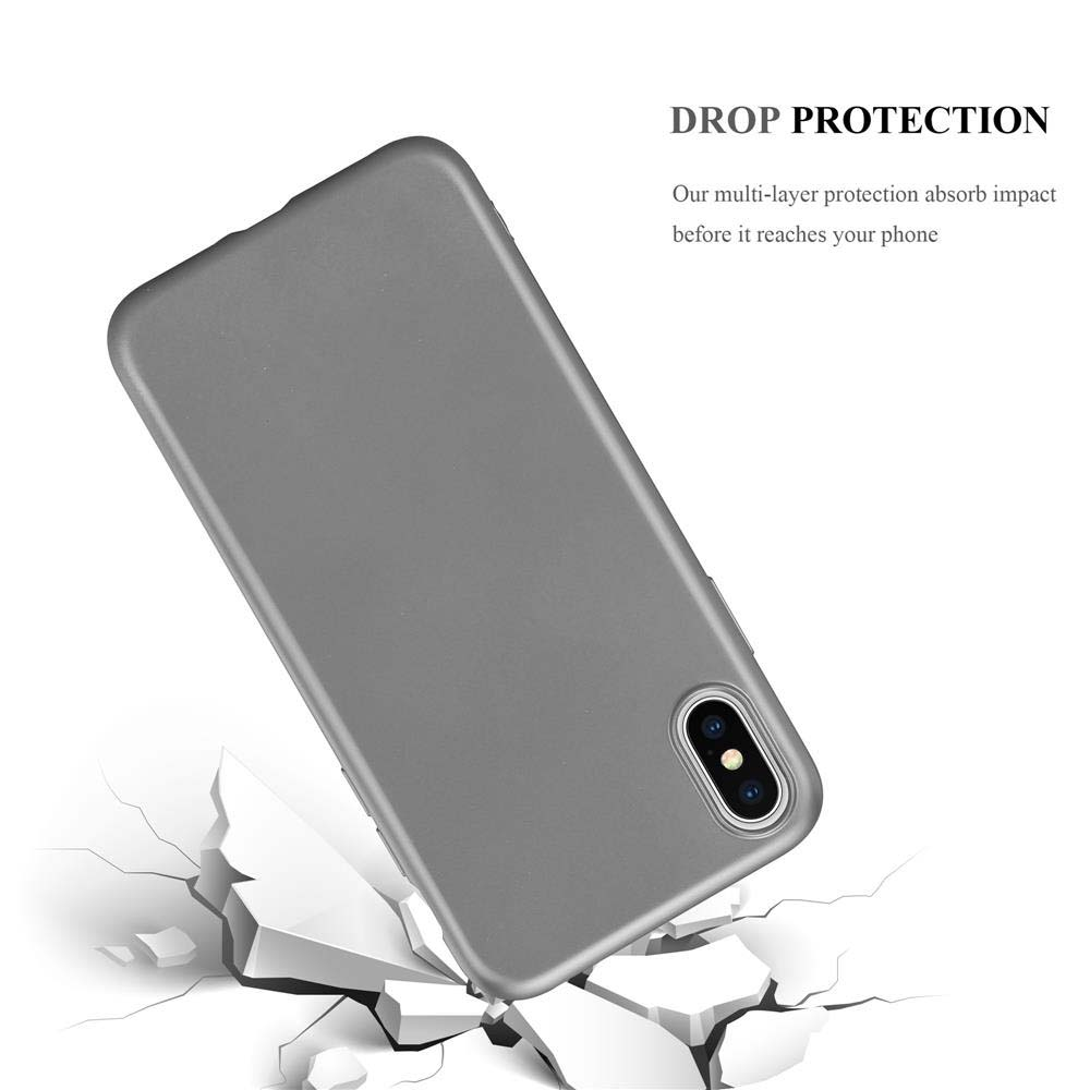 Una custodia per telefono grigia angolata, appoggiata su un terreno screpolato, che illustra la protezione dalle cadute.
