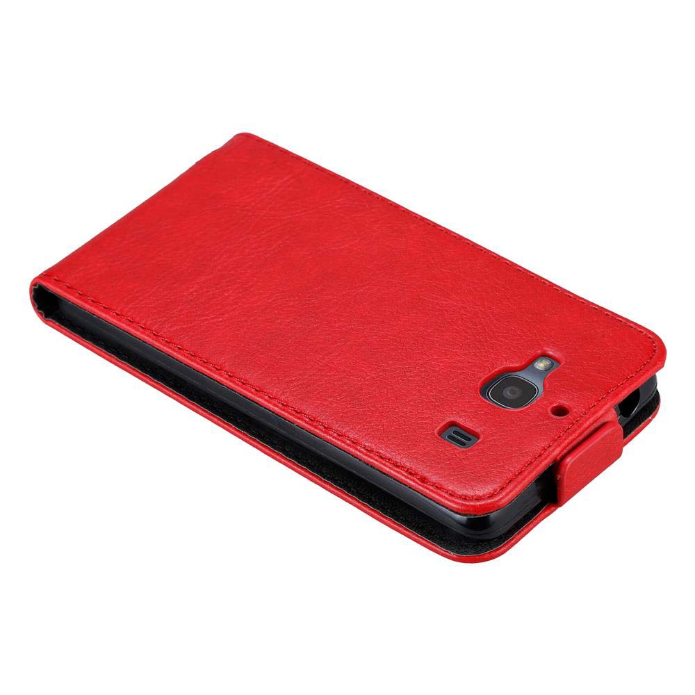 Una custodia rossa per telefono aperta che tiene un telefono. Il retro del telefono è visibile.